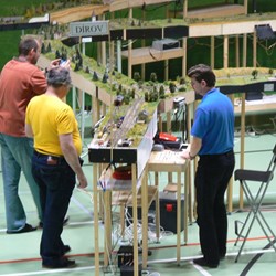 M 124.0 soustavy Komarek  právě vyjel z Dírova.